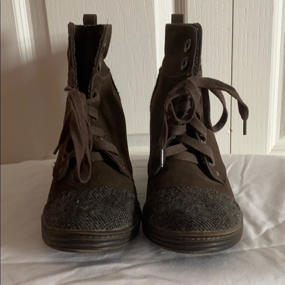 Two-tone lace-up sneaker wedges, good condition